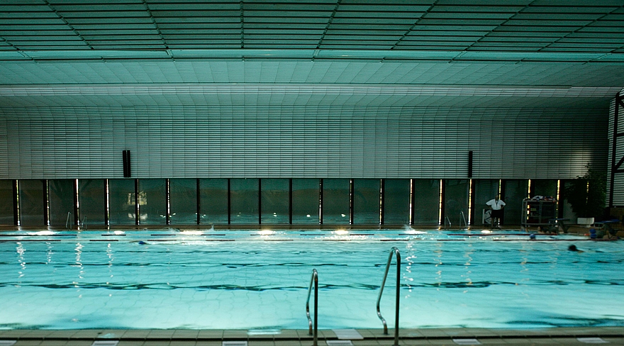 Schwimmerbecken Hallenbad Bregenz beleuchtet